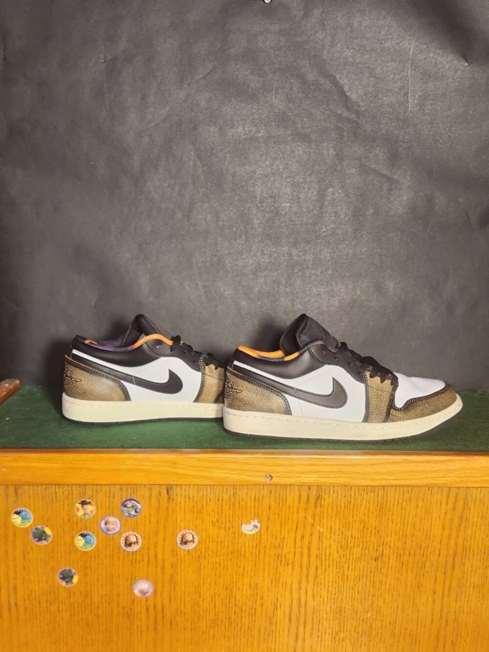 Nike Air Jordan 1 Low SE Black White Metallic Gold Sneakers Size 9
